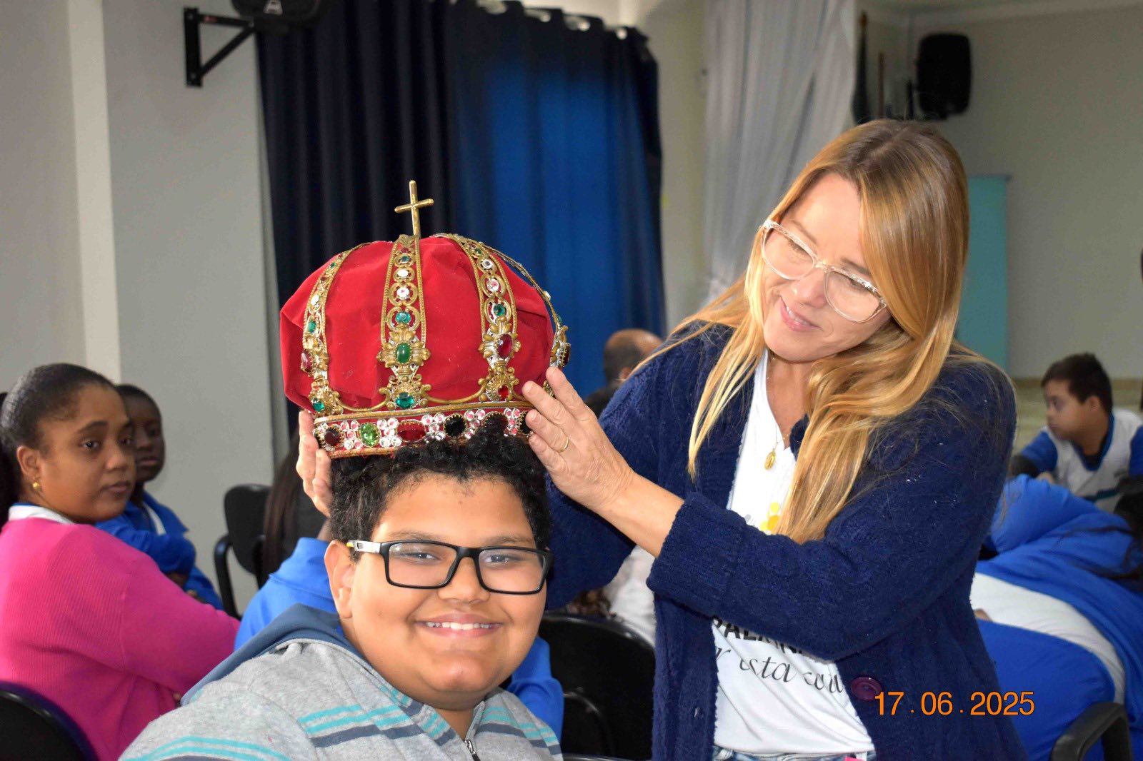 APAE recebe os Símbolos Sagrados da Festa do Divino Espírito Santo