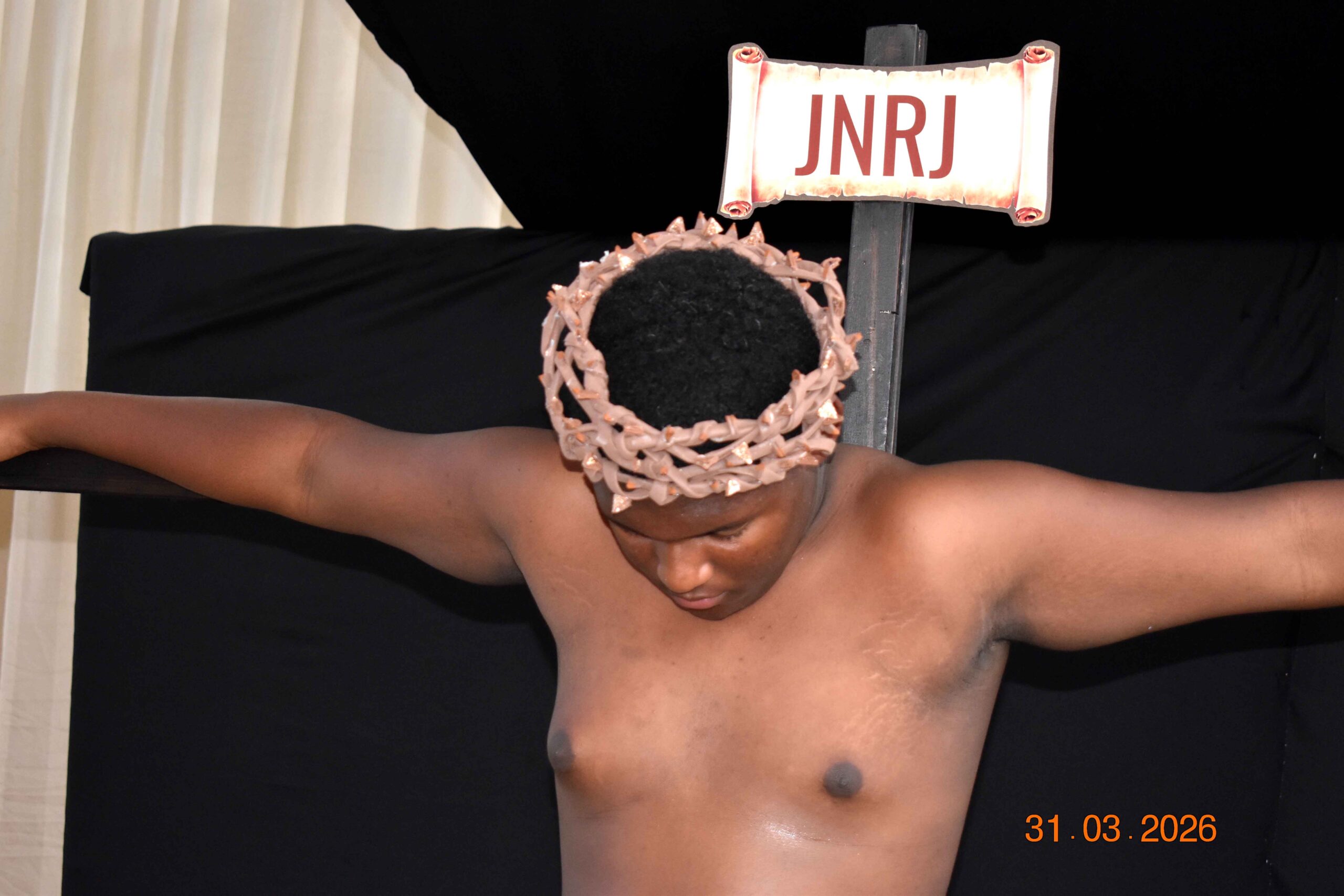 Teatro sobre a morte de Jesus emociona